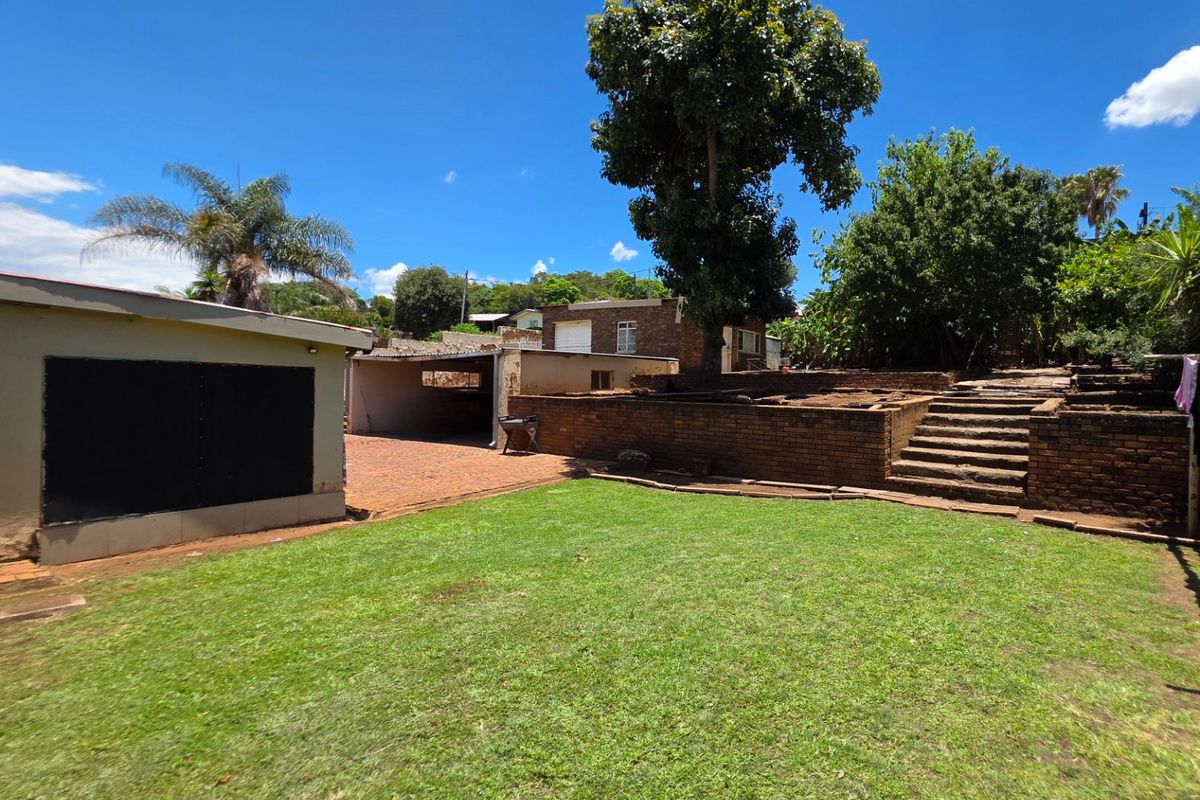 Comfortable Four Bedroom Home with Generous Living Areas - Photo 5