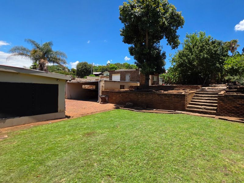 Comfortable Four Bedroom Home with Generous Living Areas - Photo 5