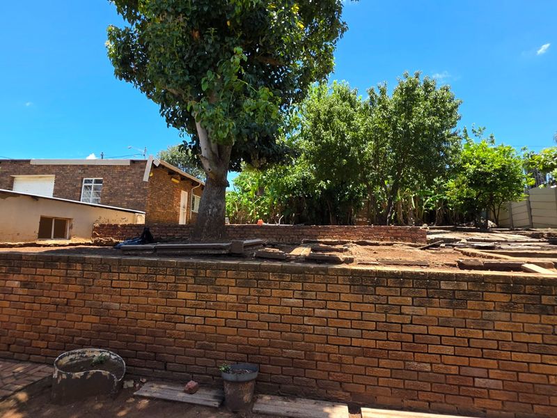 Comfortable Four Bedroom Home with Generous Living Areas - Photo 10