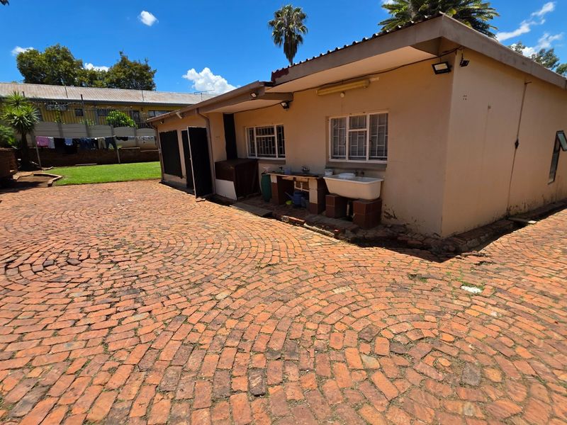 Comfortable Four Bedroom Home with Generous Living Areas - Photo 9