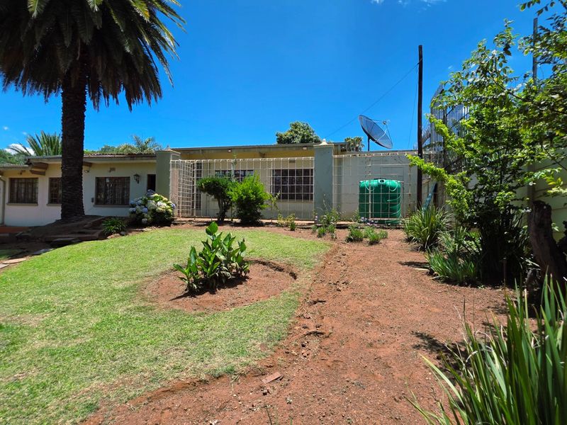 Comfortable Four Bedroom Home with Generous Living Areas - Photo 8