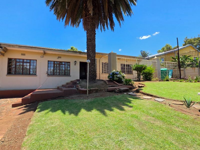 Comfortable Four Bedroom Home with Generous Living Areas - Photo 7