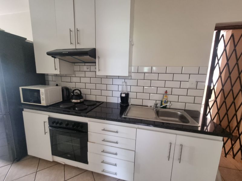 Bachelor Living - Photo 3