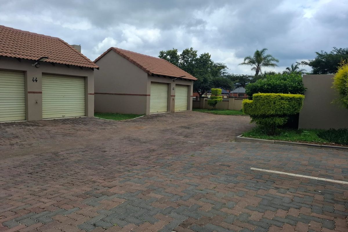 EXCLUSIVE | Bishops Court 2-Bedroom Simplex — Double Garage & Private Garden — R980?000 - Photo 5