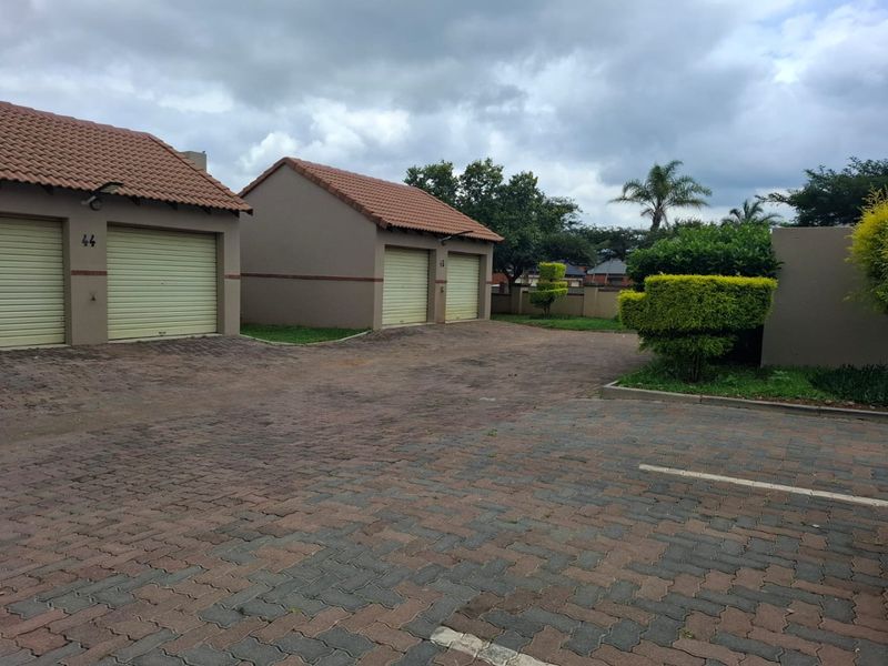 EXCLUSIVE | Bishops Court 2-Bedroom Simplex — Double Garage & Private Garden — R980?000 - Photo 5