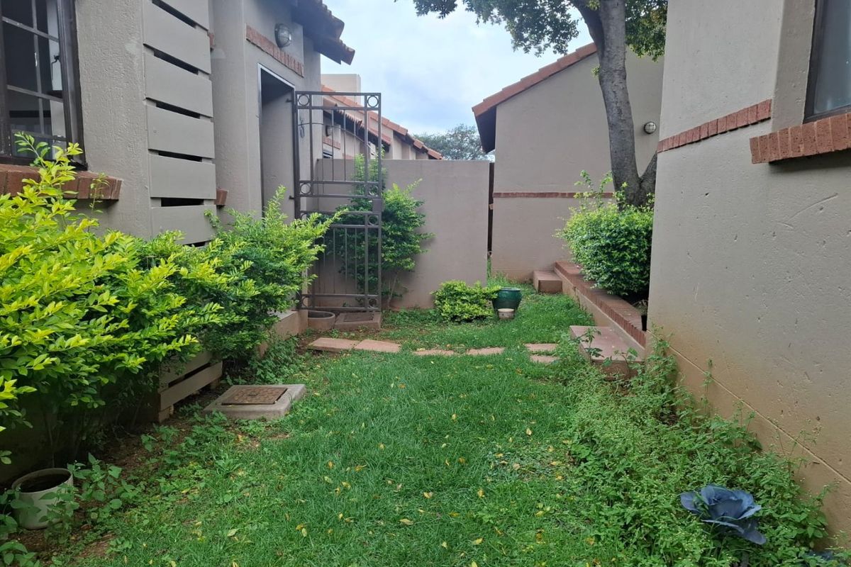 EXCLUSIVE | Bishops Court 2-Bedroom Simplex — Double Garage & Private Garden — R980?000 - Photo 4