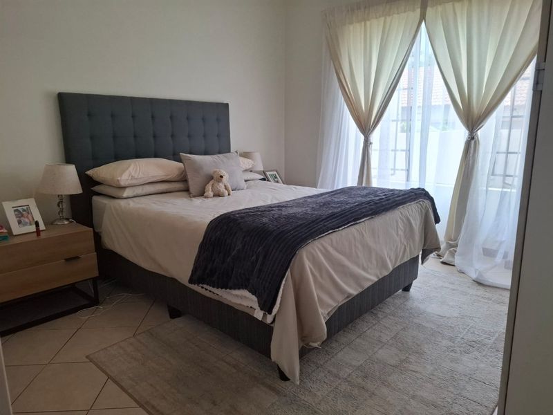EXCLUSIVE | Bishops Court 2-Bedroom Simplex — Double Garage & Private Garden_pet friendly - Photo 10