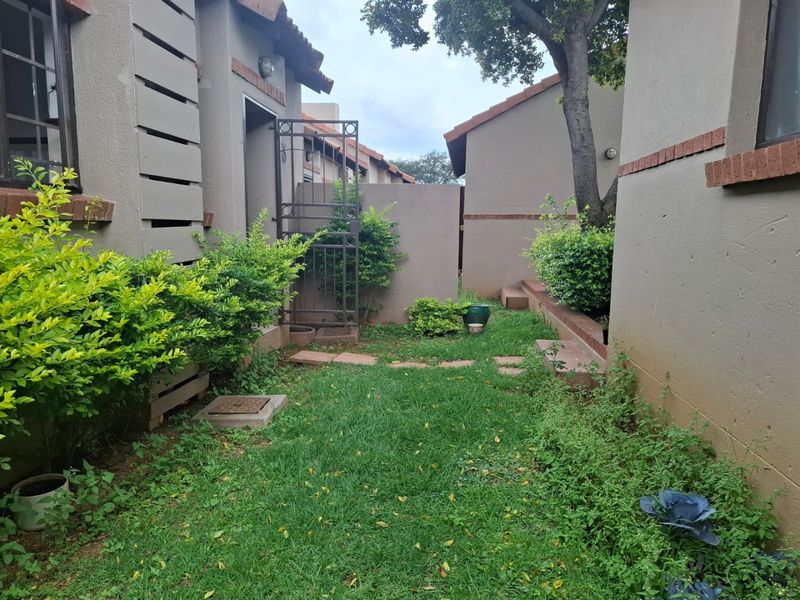 EXCLUSIVE | Bishops Court 2-Bedroom Simplex — Double Garage & Private Garden_pet friendly - Photo 3