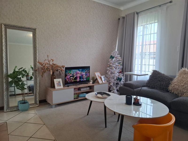 EXCLUSIVE | Bishops Court 2-Bedroom Simplex — Double Garage & Private Garden_pet friendly - Photo 1
