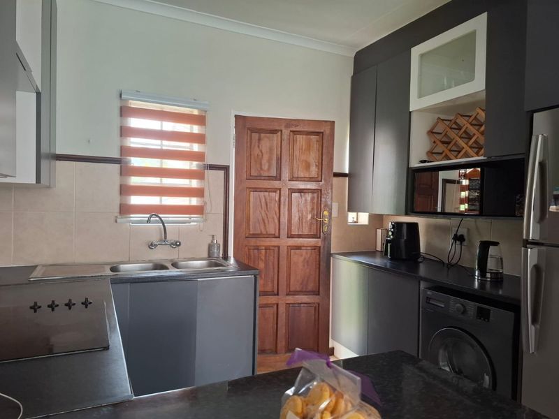 EXCLUSIVE | Bishops Court 2-Bedroom Simplex — Double Garage & Private Garden_pet friendly - Photo 9