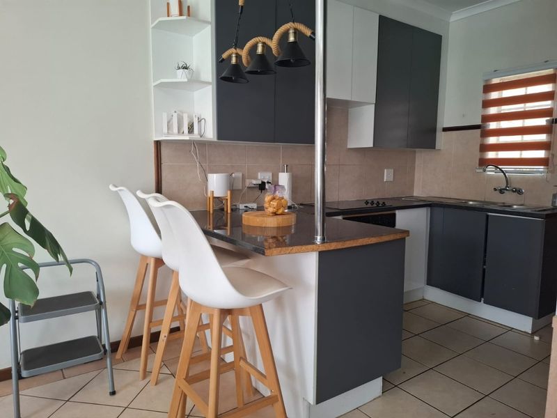 EXCLUSIVE | Bishops Court 2-Bedroom Simplex — Double Garage & Private Garden_pet friendly - Photo 7