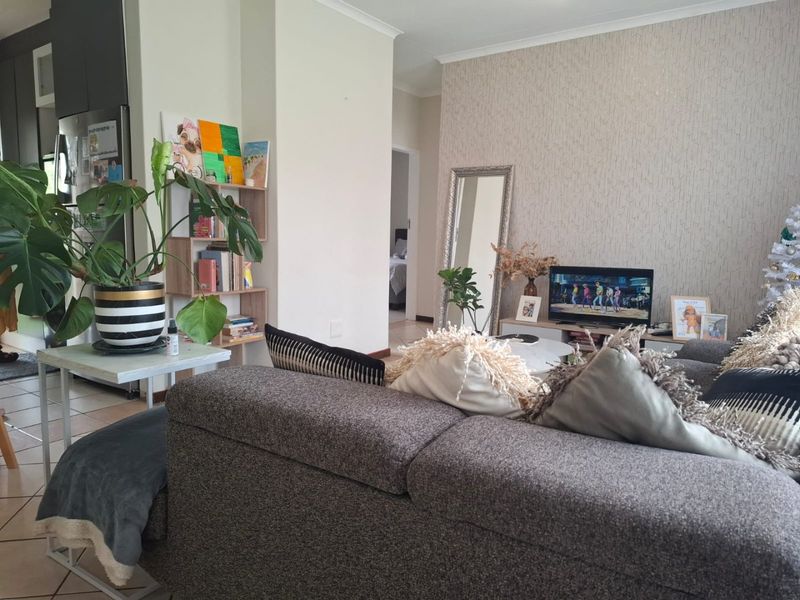 EXCLUSIVE | Bishops Court 2-Bedroom Simplex — Double Garage & Private Garden_pet friendly - Photo 6
