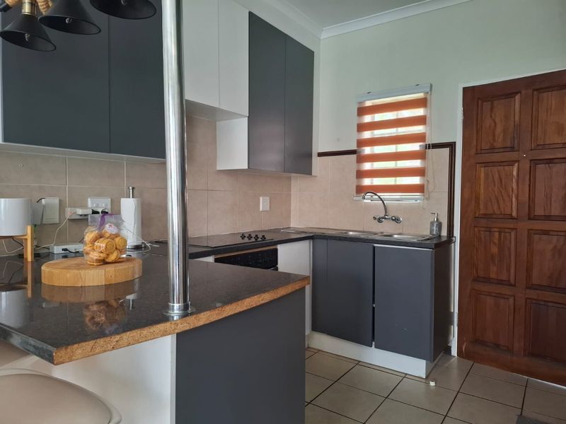 EXCLUSIVE | Bishops Court 2-Bedroom Simplex — Double Garage & Private Garden_pet friendly - Photo 4