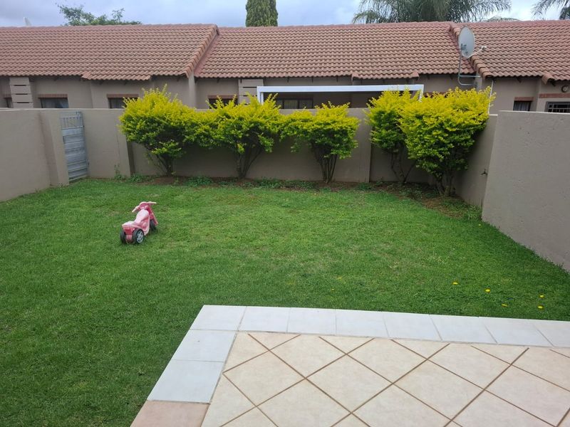 EXCLUSIVE | Bishops Court 2-Bedroom Simplex — Double Garage & Private Garden_pet friendly - Photo 2