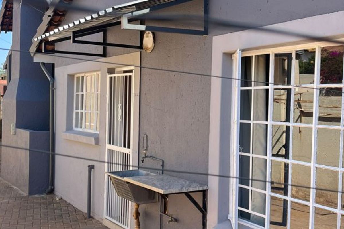 3 bedroom house  Amandasig Ext 23  - Photo 2