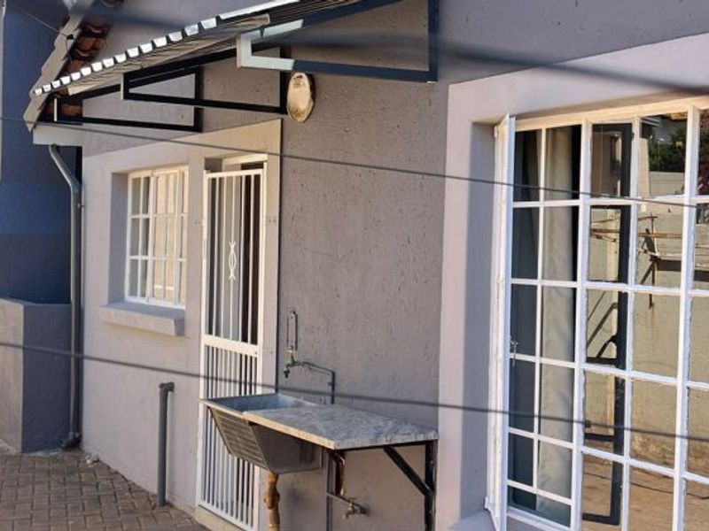 3 bedroom house  Amandasig Ext 23  - Photo 2