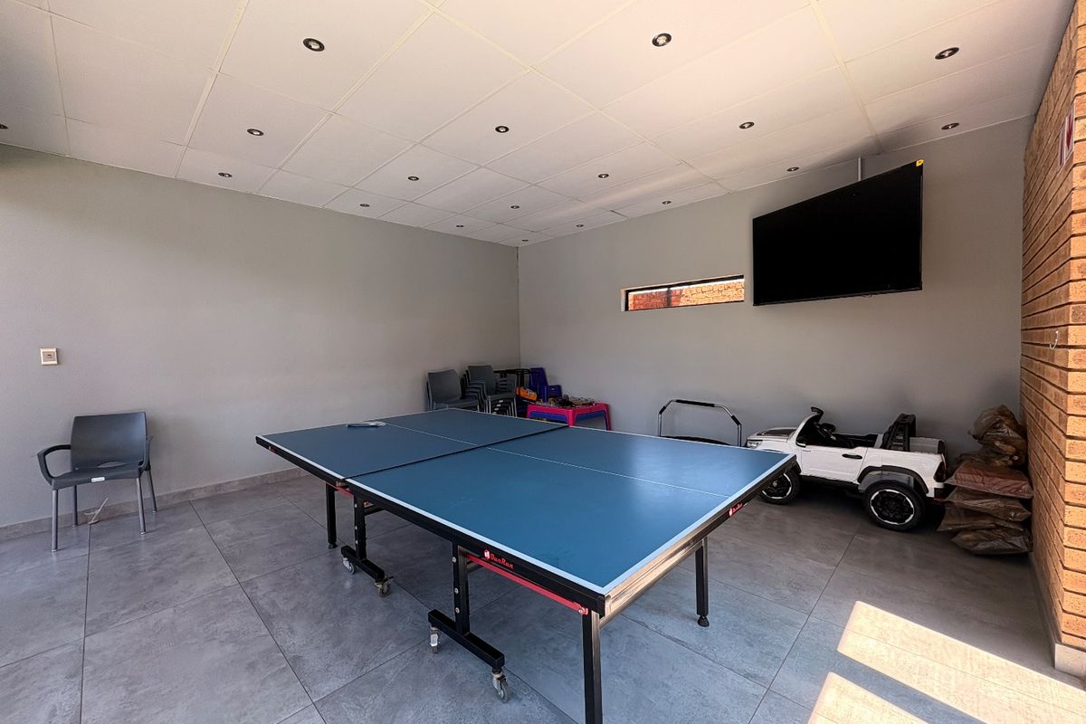 Spacious & Versatile Office / Studio Space to Let - Photo 2