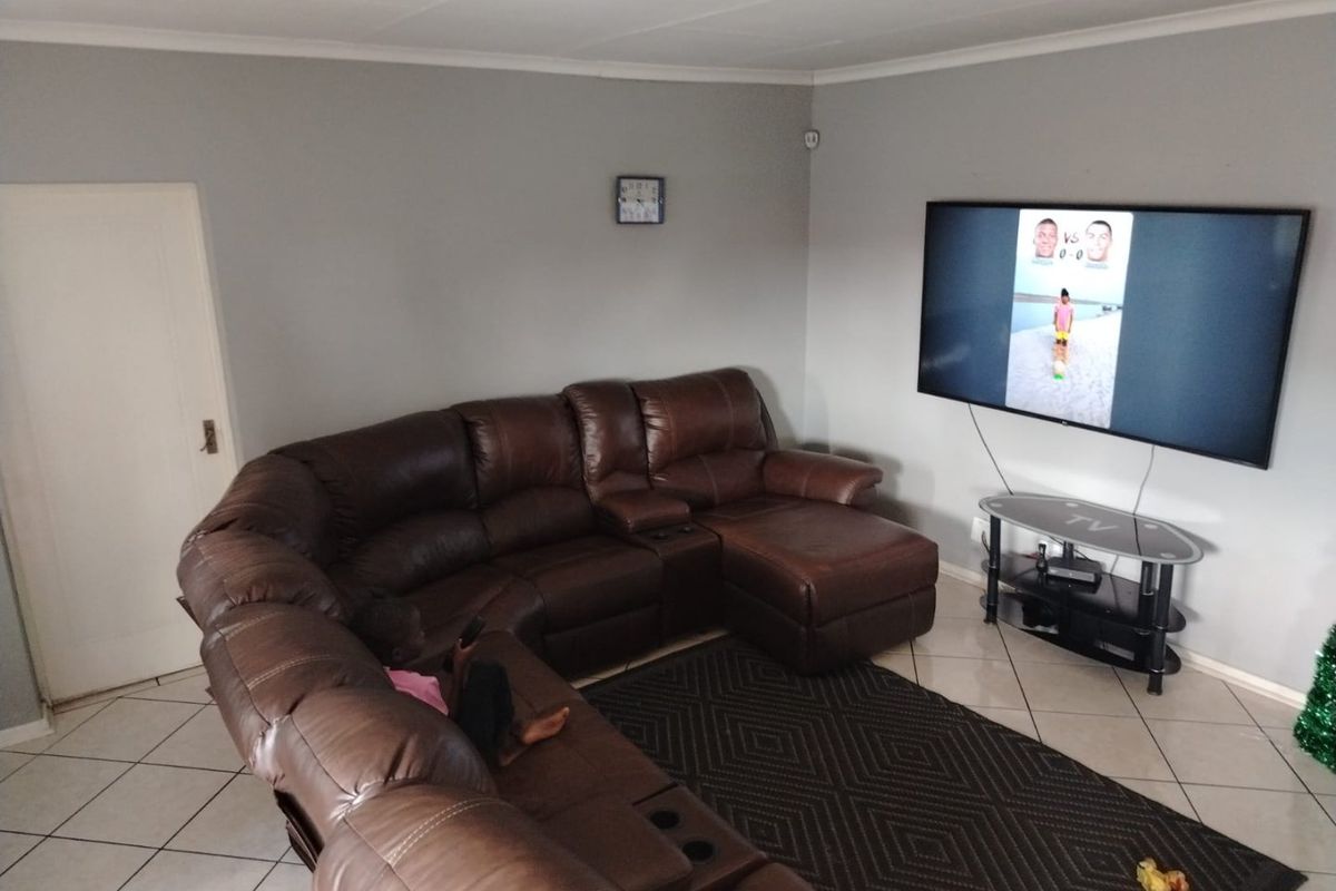 Charming 3-Bedroom Home with Modern Comforts & Entertainer’s Braai Room - Photo 2
