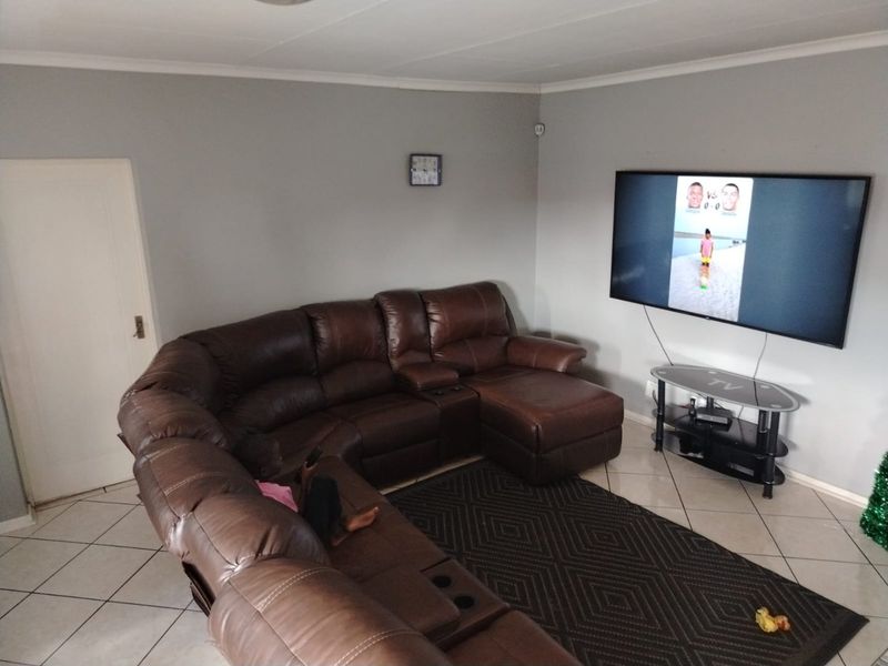 Charming 3-Bedroom Home with Modern Comforts & Entertainer’s Braai Room - Photo 2