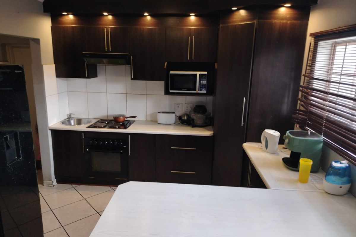 Charming 3-Bedroom Home with Modern Comforts & Entertainer’s Braai Room - Photo 3