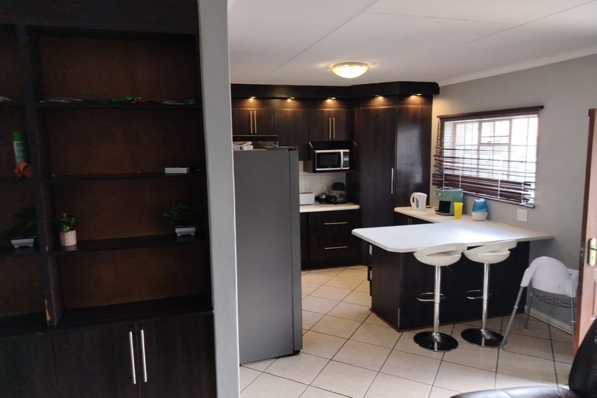 Charming 3-Bedroom Home with Modern Comforts & Entertainer’s Braai Room - Photo 4