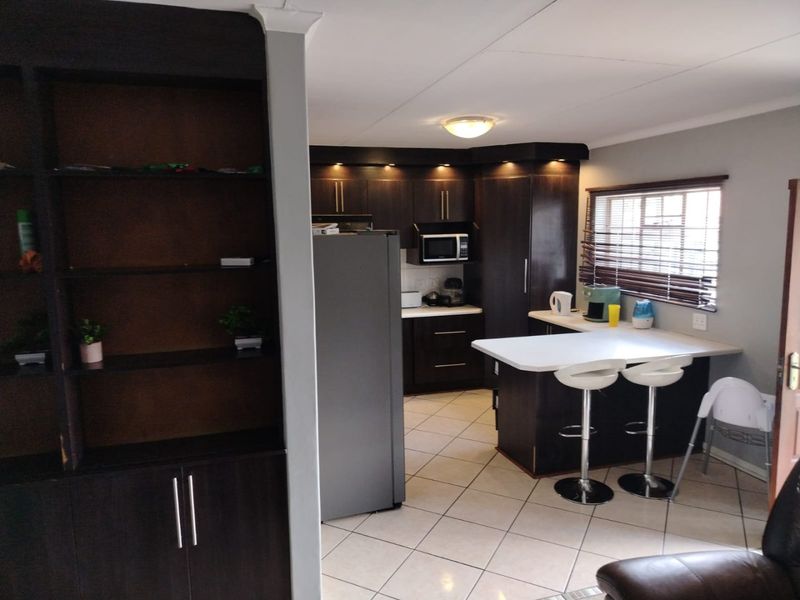 Charming 3-Bedroom Home with Modern Comforts & Entertainer’s Braai Room - Photo 4