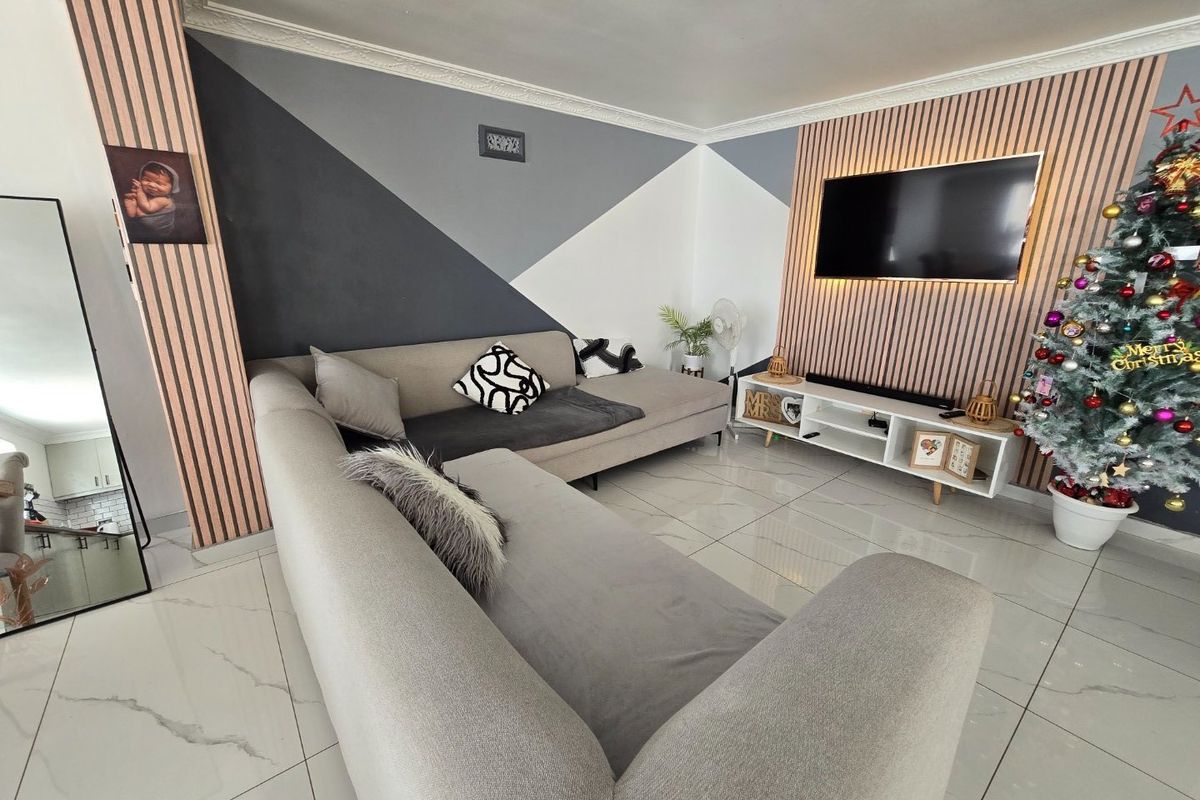 A rare gem , Two stylish Modern homes on one erf. - Photo 3