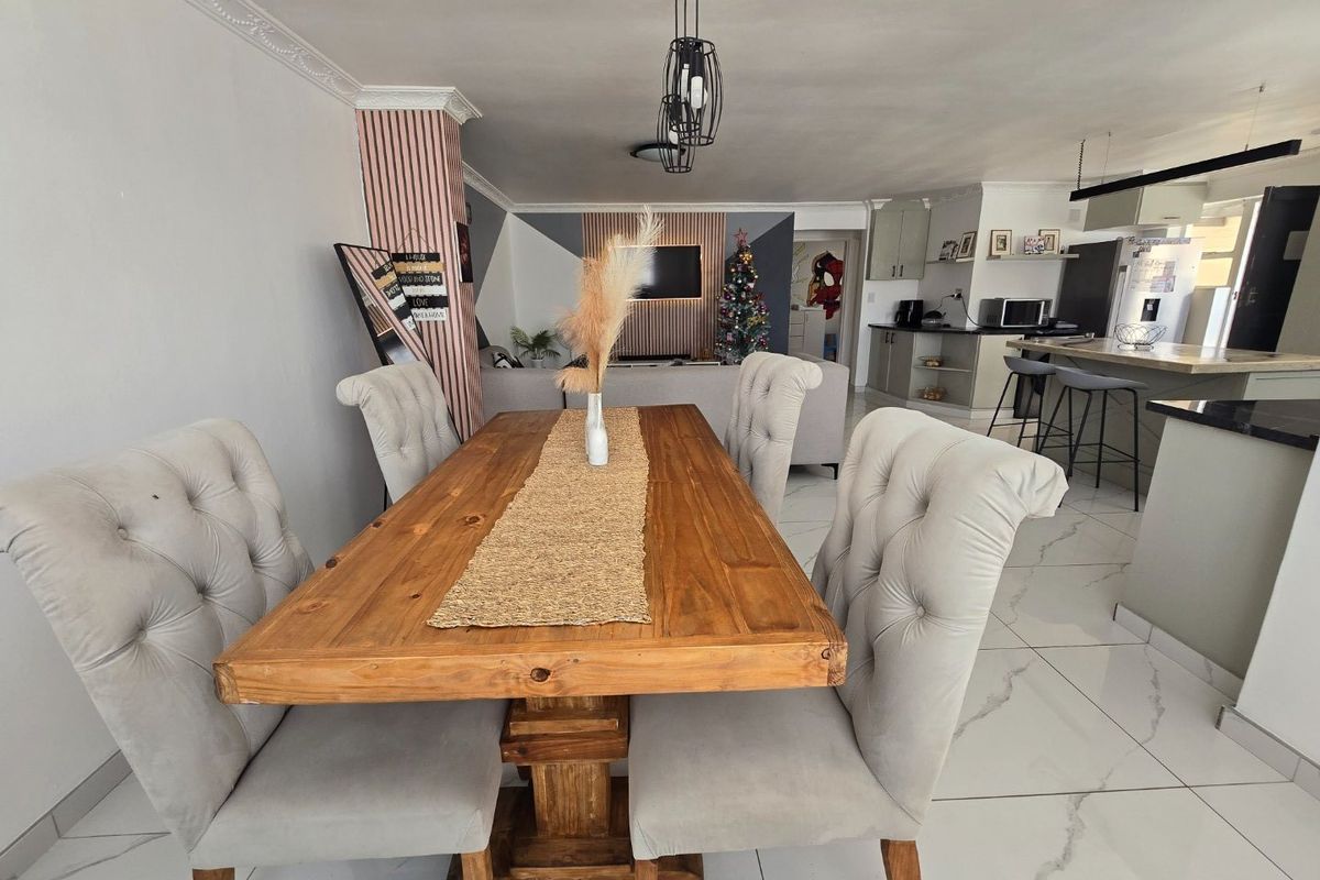 A rare gem , Two stylish Modern homes on one erf. - Photo 2