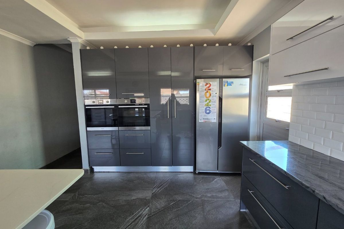 Elegant Family Home with a Statement Kitchen & Pool - Photo 4