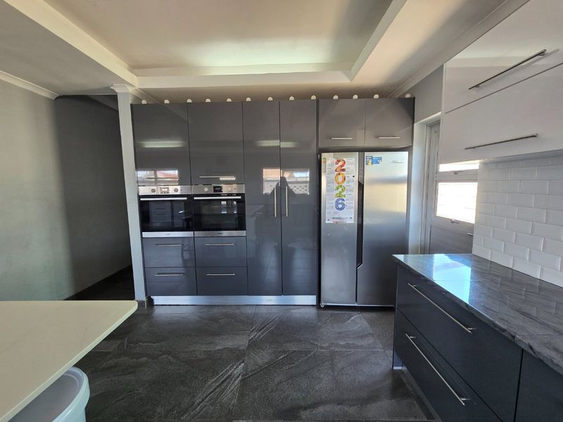 Elegant Family Home with a Statement Kitchen & Pool - Photo 4