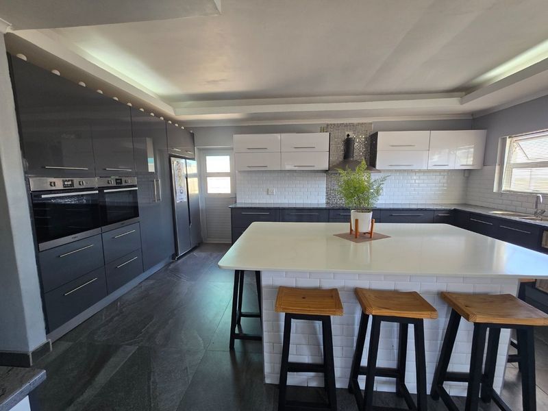 Elegant Family Home with a Statement Kitchen & Pool - Photo 3