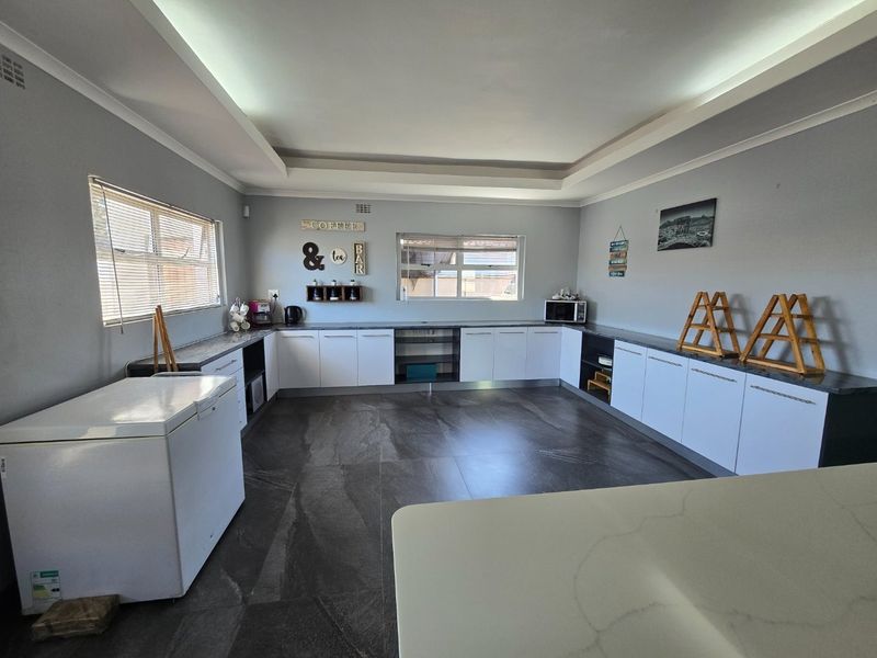 Elegant Family Home with a Statement Kitchen & Pool - Photo 5