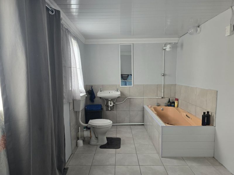 Cozy Two bedroom home - Photo 4