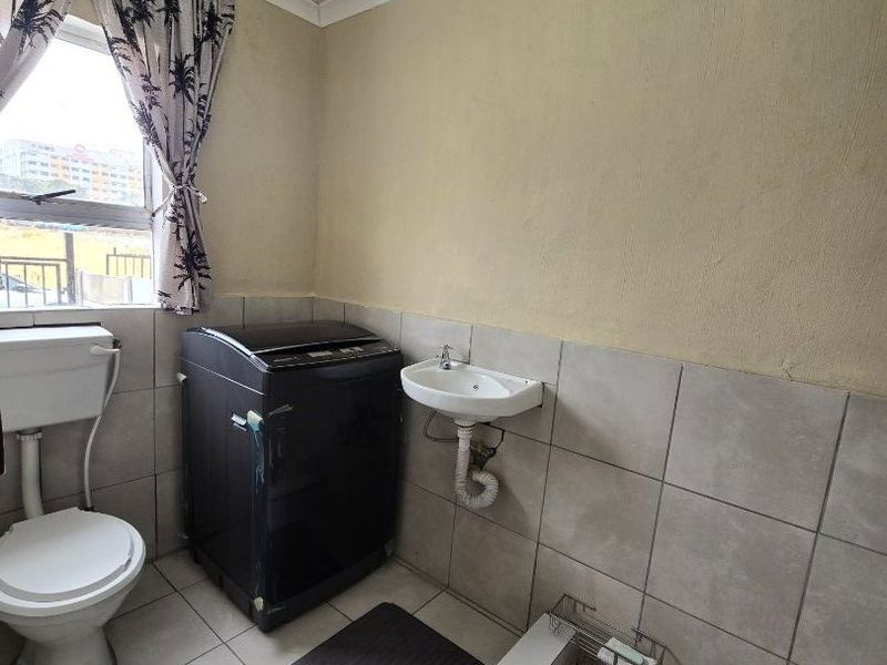 Cozy Two bedroom home - Photo 8