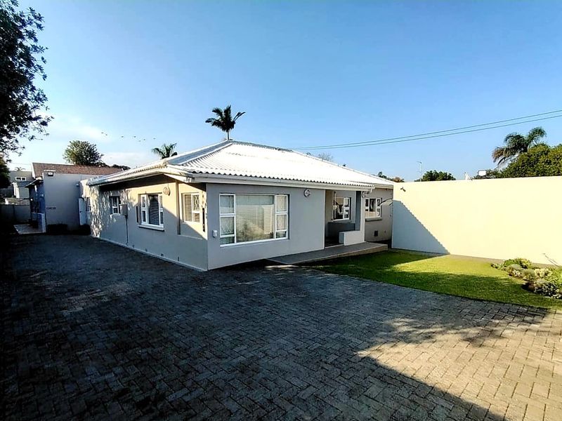 4 Bedroom House For Sale in Nahoon - Photo 2