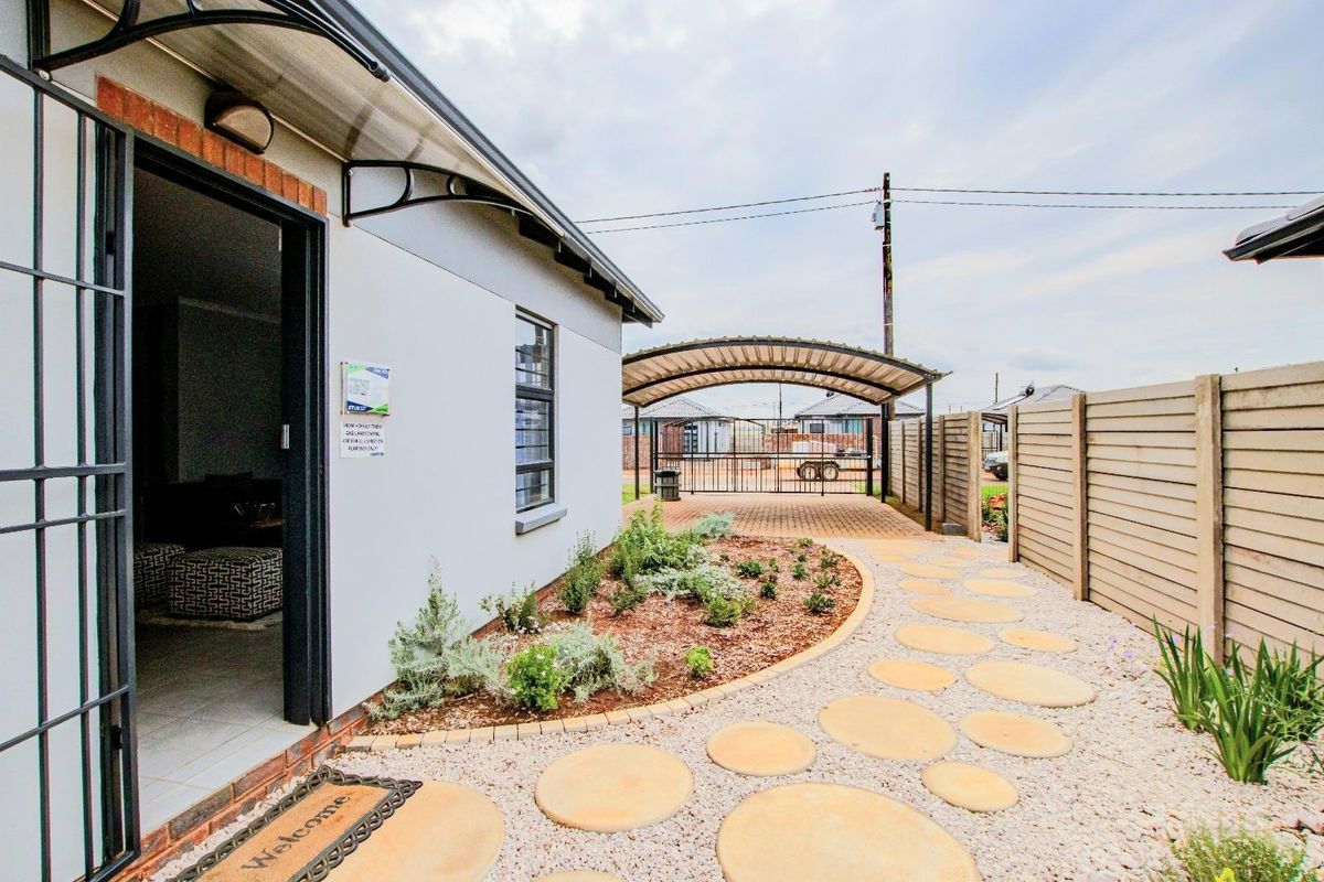 Brand-new 3 bedrooms house for sell in Protea Glen Security Estate! - Photo 2