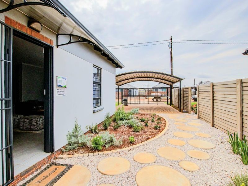 Brand-new 3 bedrooms house for sell in Protea Glen Security Estate! - Photo 2