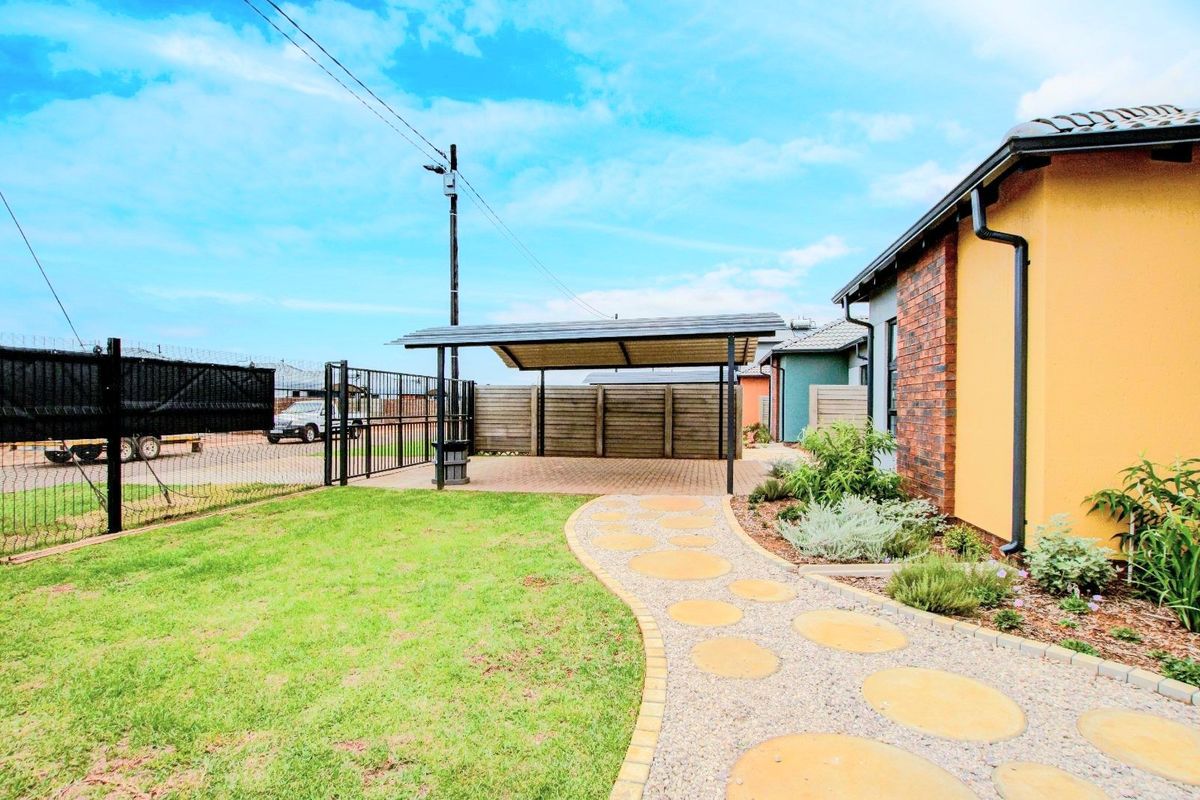 Brand-new 3 bedrooms house for sell in Protea Glen Security Estate! - Photo 3