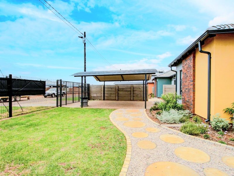 Brand-new 3 bedrooms house for sell in Protea Glen Security Estate! - Photo 3