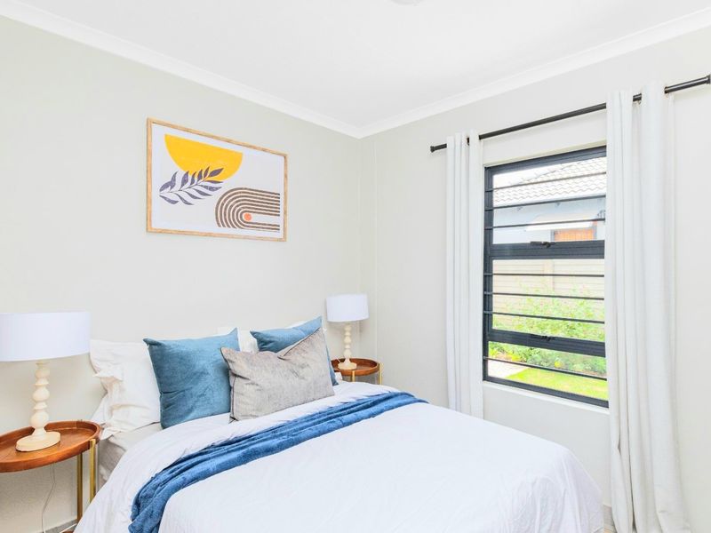 Brand-new 3 bedrooms house for sell in Protea Glen Security Estate! - Photo 9