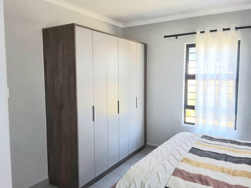 Brand-new 3 bedrooms house for sell in Protea Glen Security Estate! - Photo 8