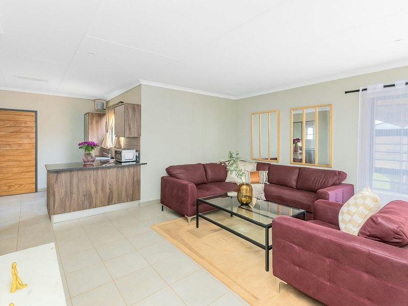 Brand-new 3 bedrooms house for sell in Protea Glen Security Estate! - Photo 6