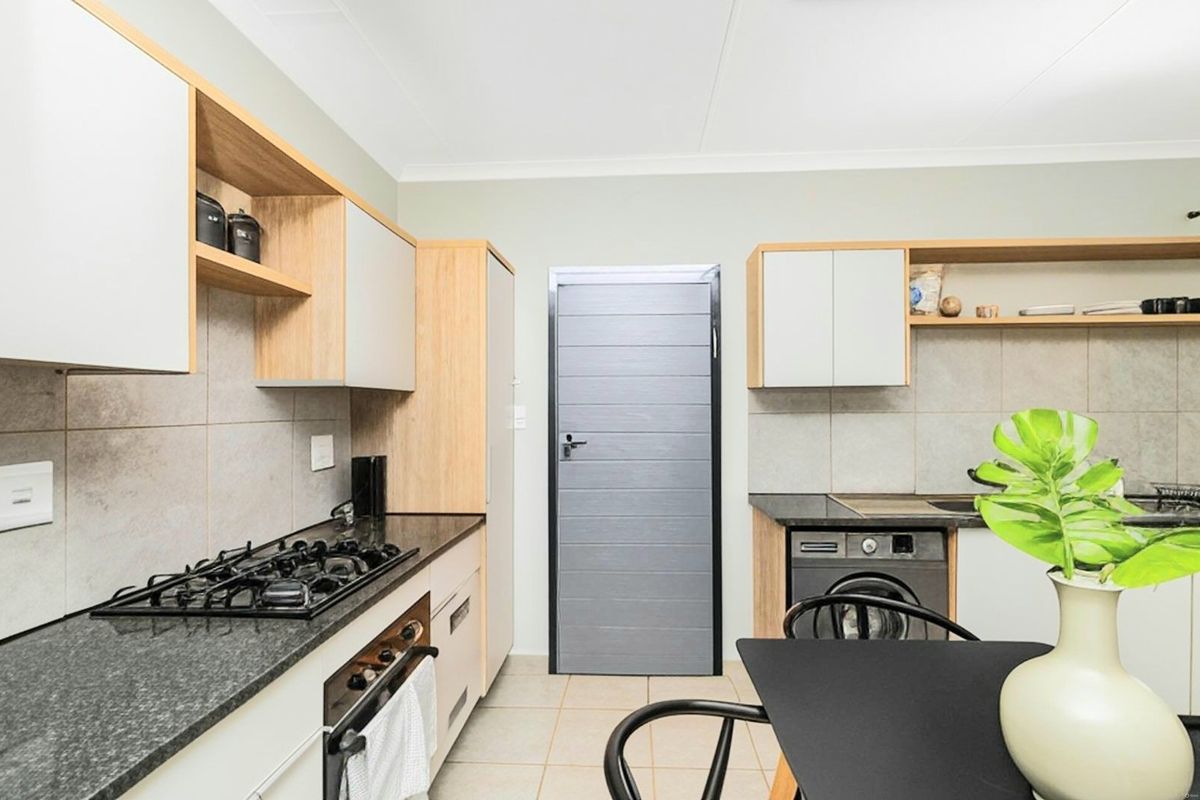 Brand-new 3 bedrooms house for sell in Protea Glen Security Estate! - Photo 5