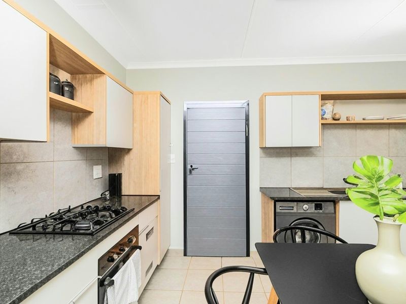 Brand-new 3 bedrooms house for sell in Protea Glen Security Estate! - Photo 5