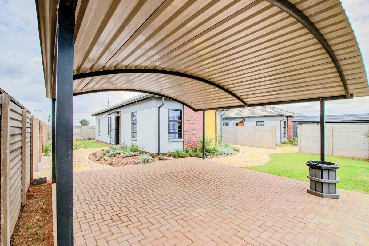 Brand-new 3 bedrooms house for sell in Protea Glen Security Estate! - Photo 4