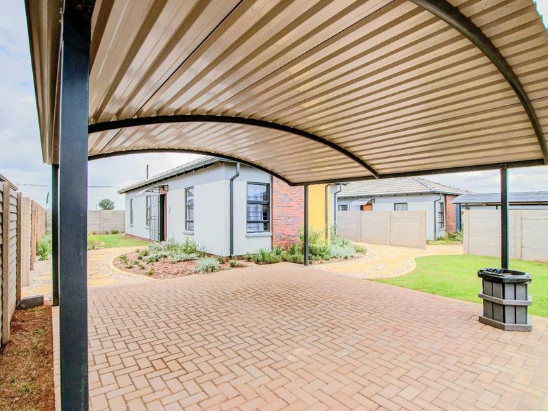 Brand-new 3 bedrooms house for sell in Protea Glen Security Estate! - Photo 4