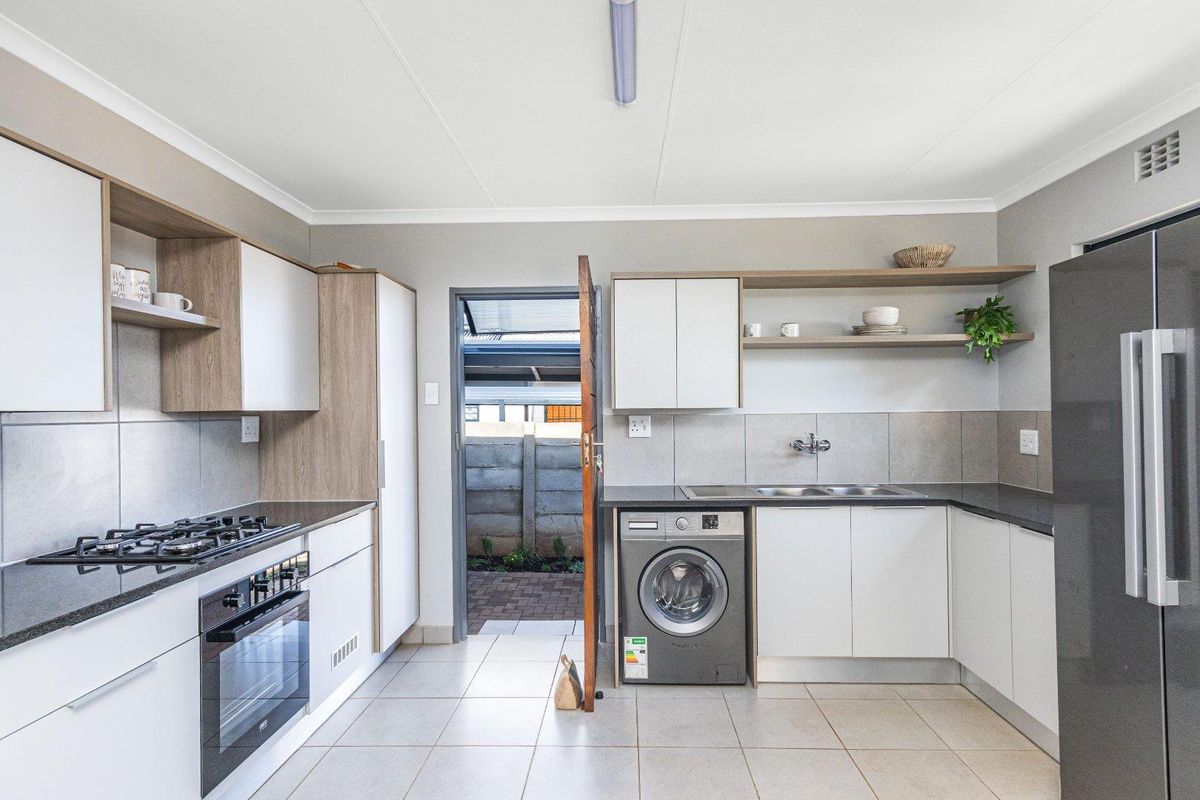 Beautiful 3 bedrooms house for sell in a 24-hours Security Estate! - Photo 3