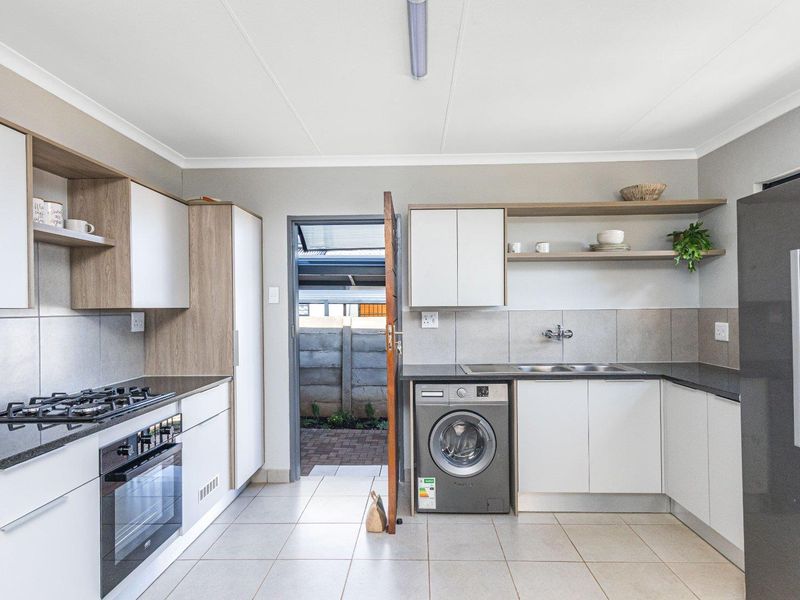 Beautiful 3 bedrooms house for sell in a 24-hours Security Estate! - Photo 3