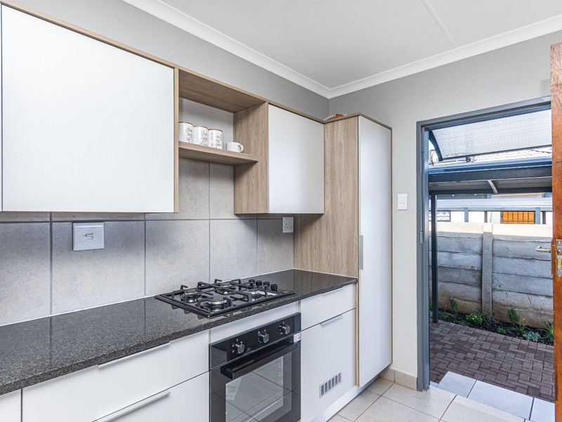 Beautiful 3 bedrooms house for sell in a 24-hours Security Estate! - Photo 4