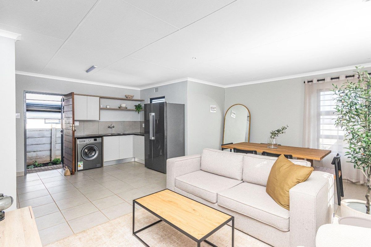 Beautiful 3 bedrooms house for sell in a 24-hours Security Estate! - Photo 2